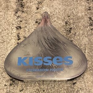 NEW Kisses Eyeshadow Palette